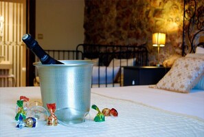 Double Room, Garden View (Dorada) | Desk, blackout curtains, soundproofing, free WiFi - Posada La Corralada (Liérganes)