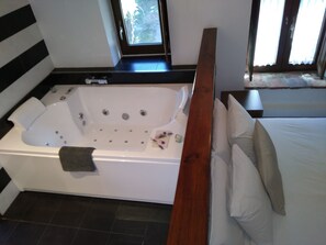 Superior Double Room (Blanca y Negra) | Desk, blackout drapes, soundproofing, free WiFi - Posada La Corralada (Liérganes)