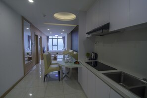 Appartement, 2 tweepersoonsbedden, uitzicht op zee | Woonruimte | Lcd-televisie