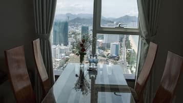 1 Bedroom Apartment, Sea View | In-room dining