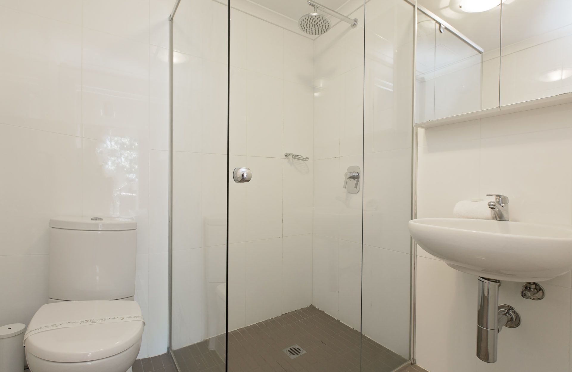 Apartment, 2 Bedrooms | Bathroom | Combined shower/bathtub, free toiletries, hair dryer, towels