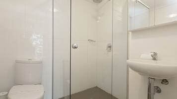 Apartment, 2 Bedrooms | Bathroom | Combined shower/bathtub, free toiletries, hair dryer, towels