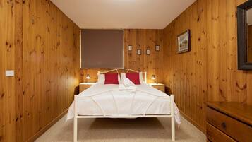 1 bedroom, bed sheets