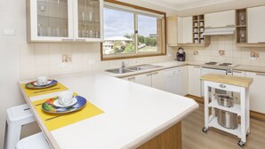 House, 5 Bedrooms | Private kitchen - Mountain Lodge (Jindabyne)