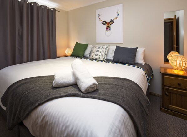 House, 5 Bedrooms | 5 bedrooms, iron/ironing board, bed sheets - Mountain Lodge (Jindabyne)