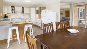House, 5 Bedrooms | In-room dining - Mountain Lodge (Jindabyne)