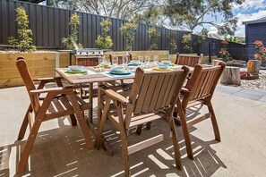 Outdoor dining - Mountain Lodge (Jindabyne)