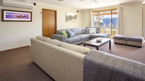 House, 5 Bedrooms | Living room - Mountain Lodge (Jindabyne)