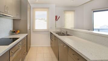 Apartment, 2 Bedrooms | Dapur peribadi | Peti sejuk, ketuhar gelombang mikro, ketuhar, dapur