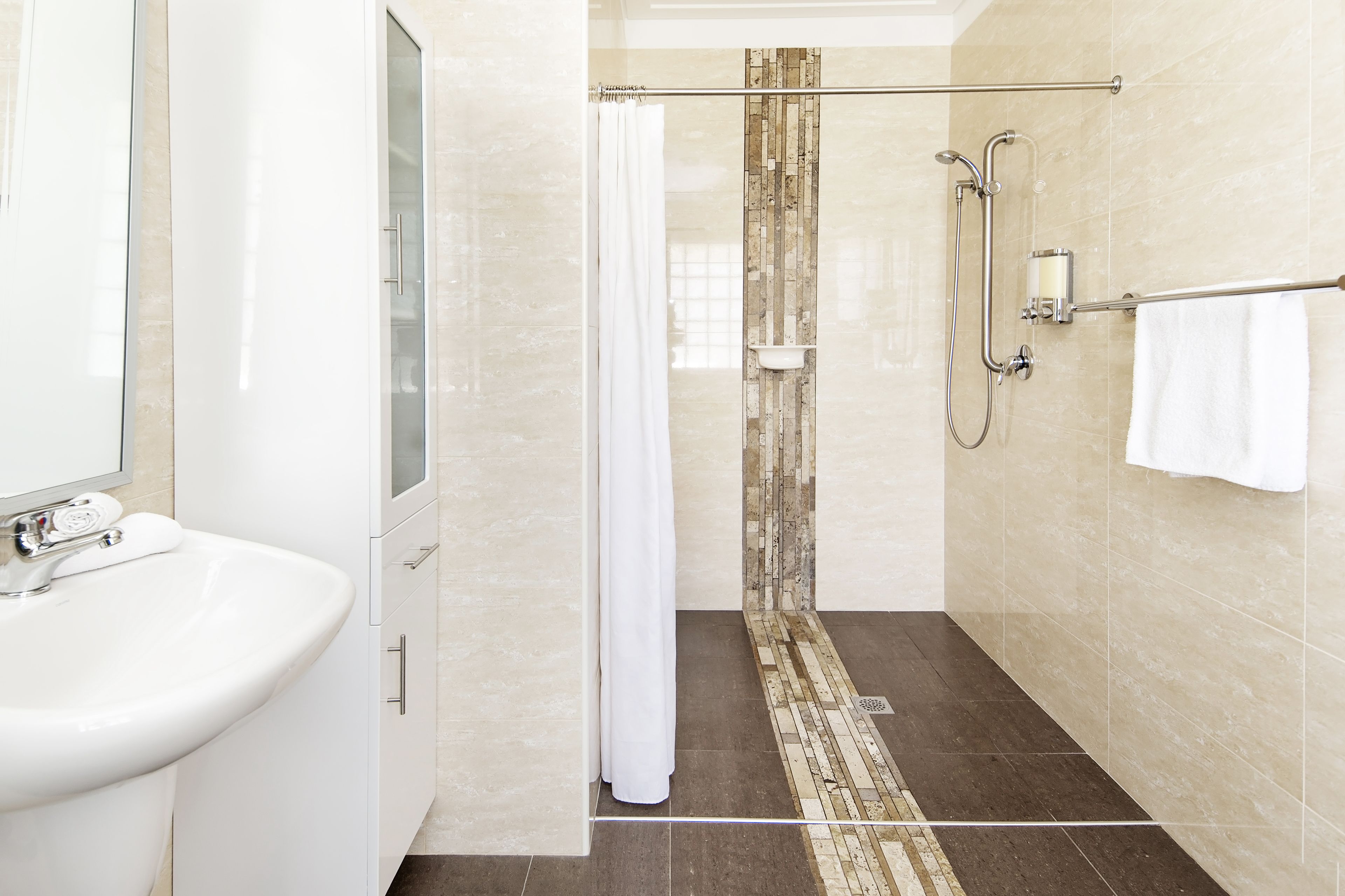 Chalet, 2 Bedrooms | Bathroom | Separate bathtub and shower, jetted bath, free toiletries, hair dryer