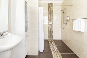 Chalet, 2 habitaciones | Baño | Bañera y ducha independientes y bañera de hidromasaje