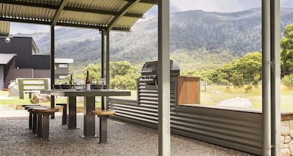 Kickenback Chalet - Contemporary chalet in the heart of Crackenback