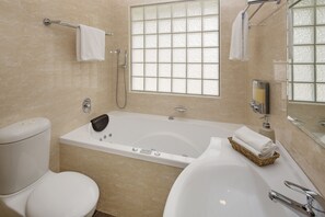 Chalet, 2 Bedrooms | Bathroom | Separate tub and shower, jetted tub, free toiletries, hair dryer
