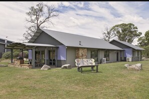 Vista frontal de la propiedad