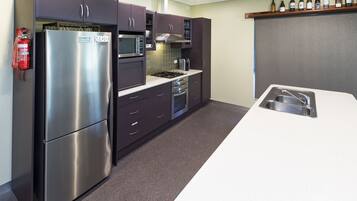 Chalet, 2 Bedrooms | Private kitchen | Fridge, microwave, oven, stovetop