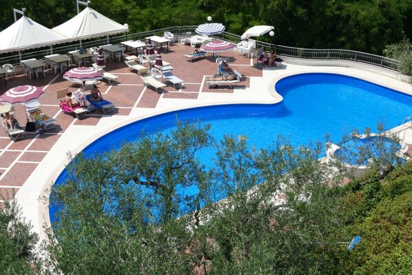 Seasonal outdoor pool, pool umbrellas, sun loungers
