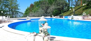 Piscine extérieure (ouverte en saison), parasols de plage