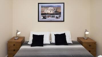 Apartment, 2 Bedrooms | 2 bedrooms, bed sheets