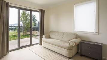 Studio | Living area | Flat-screen TV