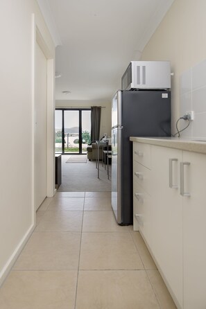 Studio | Private kitchenette | Fridge, microwave, stovetop, electric kettle - Poley Cow Studio (Jindabyne)