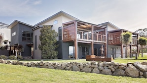 Front of property - Ned Kelly's Retreat - Sophisticated style with modern convenience and magical outlook (Jindabyne)