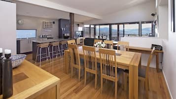 Apartment, 3 Bedrooms | In-room dining