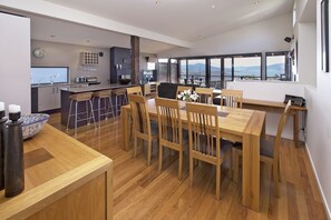 Apartment, 3 Bedrooms | In-room dining - Ned Kelly's Retreat - Sophisticated style with modern convenience and magical outlook (Jindabyne)