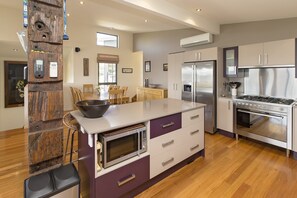 Apartment, 3 Bedrooms | Private kitchen | Fridge, microwave, oven, stovetop - Ned Kelly's Retreat - Sophisticated style with modern convenience and magical outlook (Jindabyne)
