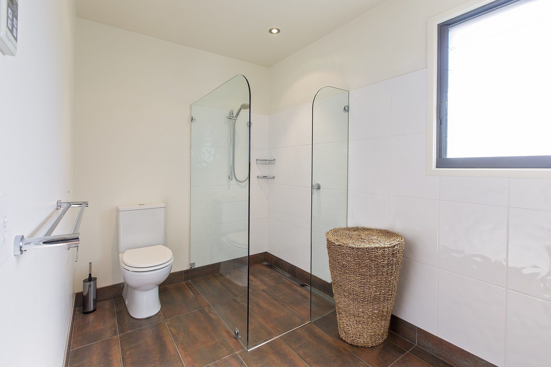 Apartment, 3 Bedrooms | Bathroom | Separate bathtub and shower, free toiletries, towels