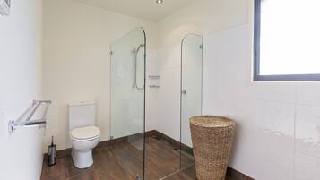 Apartment, 3 Bedrooms | Bathroom | Separate bathtub and shower, free toiletries, towels