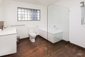 Bathroom - Ned Kelly's Retreat - Sophisticated style with modern convenience and magical outlook (Jindabyne)