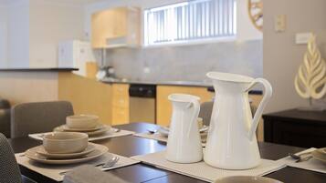 Apartment, 3 Bedrooms | In-room dining