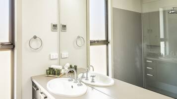 Chalet, 2 Bedrooms | Bathroom | Shower, free toiletries, hair dryer, towels