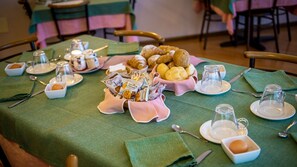 Daily buffet breakfast for a fee - Hotel Club Funivia (Corteno Golgi)