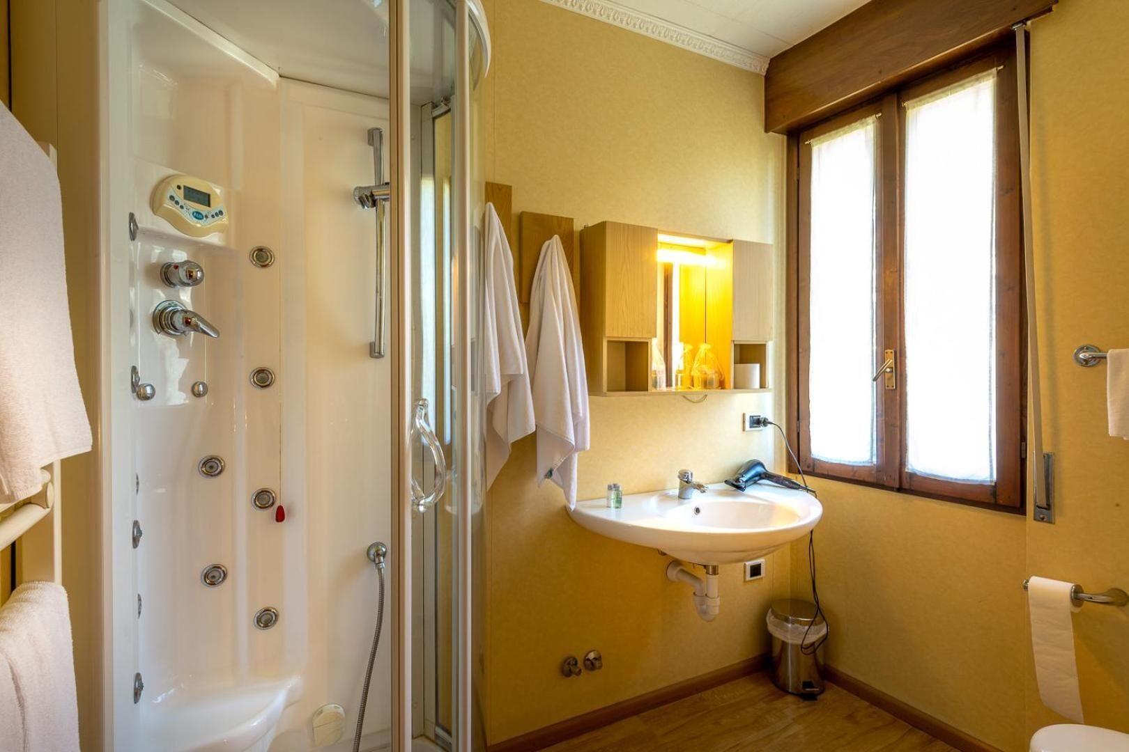 Ducha, artículos de tocador gratuitos, secador de pelo, bidet