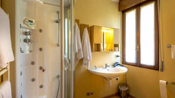 Ducha, artículos de tocador gratuitos, secador de pelo, bidet