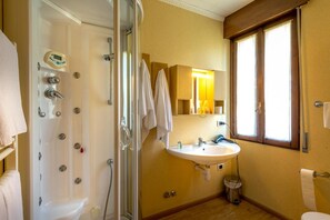 Shower, free toiletries, hair dryer, bidet - Hotel Club Funivia (Corteno Golgi)