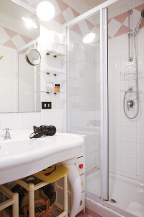 Ducha, artículos de tocador gratuitos, secador de pelo, pantuflas