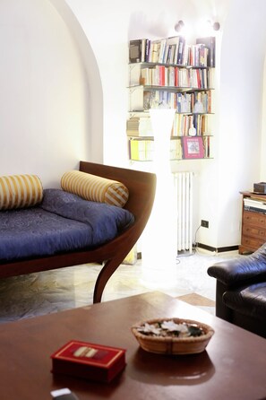 Tetőtéri szoba, terasz | Nappalirész | Síkképernyős tévé