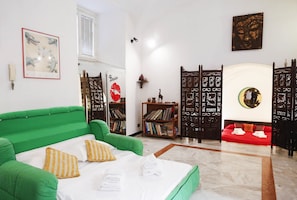 Loft, terrazzo | 1 camera, biancheria da letto di alta qualità, una scrivania