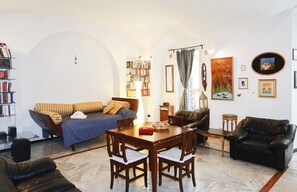 Tetőtéri szoba, terasz | Nappali | Síkképernyős tévé