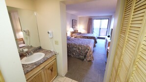 Une chambre d’hôtel avec une salle de bain, un lit et une fenêtre.