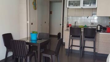 Departamento, 2 habitaciones | Área de sala de estar | Televisión de pantalla plana y reproductor de DVD