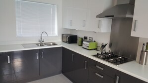 House, 3 Bedrooms | Private kitchen - THE AXIS GUEST HOUSE (Manchester)