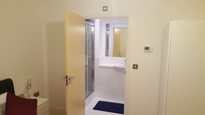 3 bedrooms, iron/ironing board, free WiFi, bed sheets - THE AXIS GUEST HOUSE (Manchester)