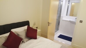 3 bedrooms, iron/ironing board, free WiFi, bed sheets - THE AXIS GUEST HOUSE (Manchester)