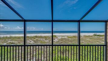 House, 2 Bedrooms | Balcony