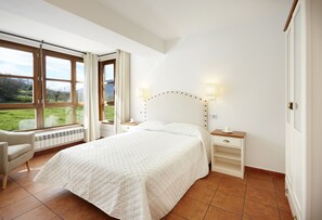 Apartament superior, 1 llit doble i sofà llit, vistes a la muntanya | Cortines opaques i roba de llit