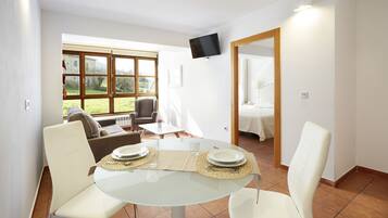 Superior Apartment, 1 Double Bed with Sofa bed, Mountain View | In-room dining