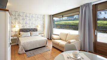 Estudi estàndard, 1 llit doble, vistes a la muntanya | Cortines opaques i roba de llit